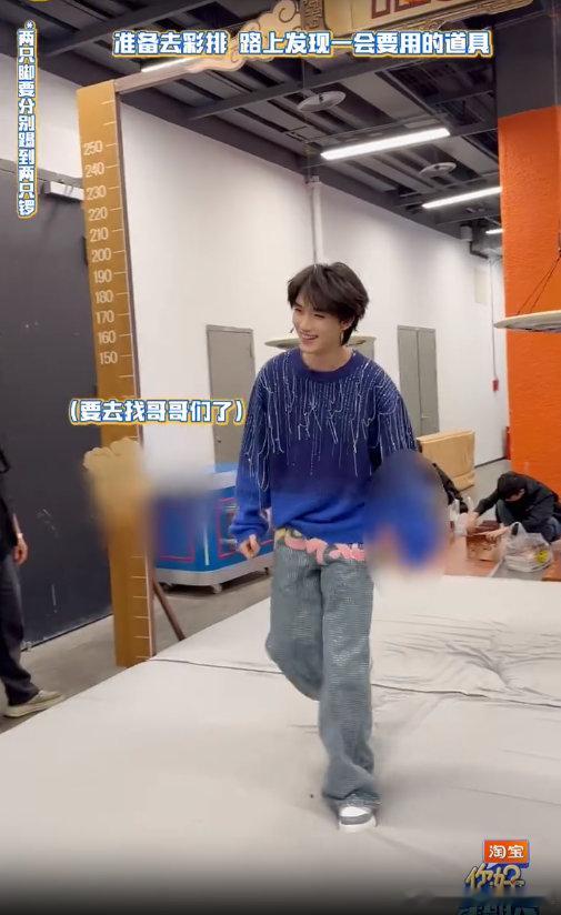 丁程鑫hi6后台花絮 丁程鑫试玩游戏连摔两次 你好星期六 丁程鑫后台试玩游戏连摔