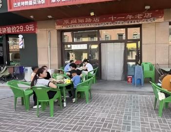 于东来到哈密市一家小饭店吃饭，点了几个菜，也没有看价格，付账转身就走，后来说了一