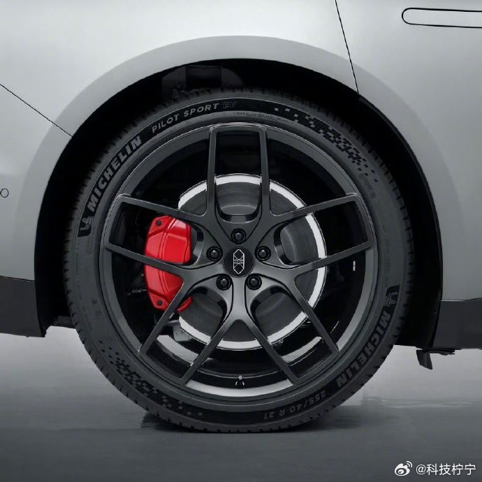 智驾新纪元，双车升级来袭！鸿蒙智行大酒店恭迎老友共襄盛举。体验未来驾驶，把握智能