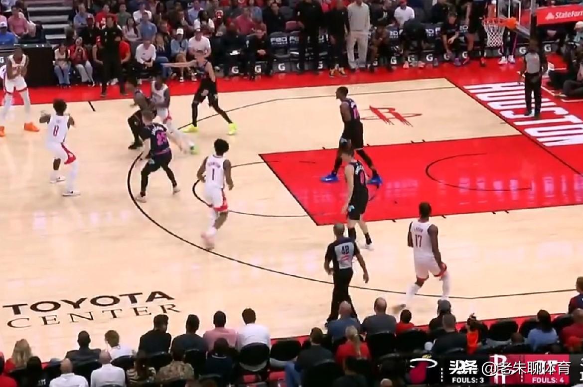 这阵容简直要把杜兰特逼疯！
今天火箭对阵热火队比赛的第三节，在换人阶段，乌杜卡直