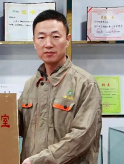 叱培洲，男，1976年生，陕西合阳人。中国共产党党员，大学本科学历，电焊工高级技