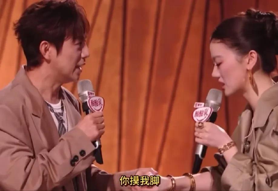 《歌手2025》突围赛，单依纯突然对何老师说你摸我脚，真吓坏何老师了！

直播压