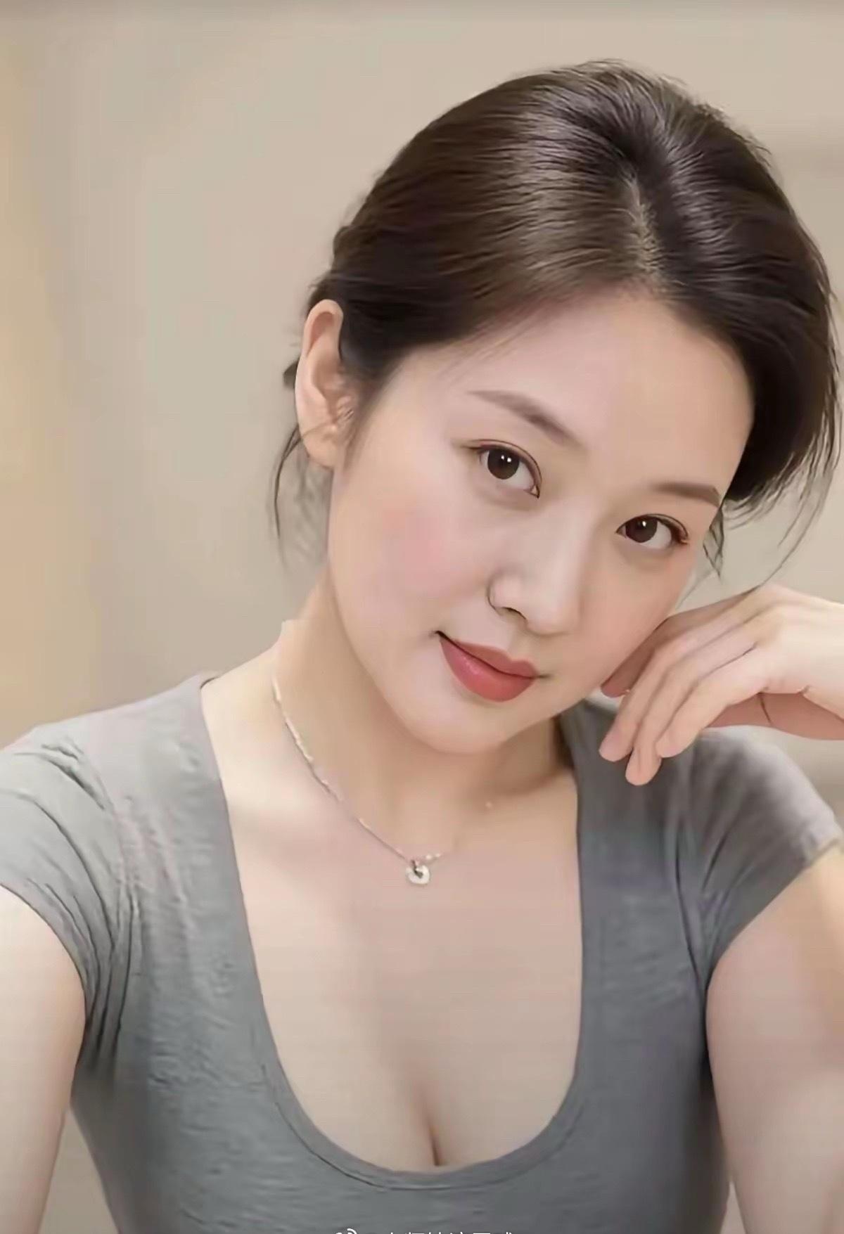 奉劝所有想追漂亮女生的男人
越是正经漂亮的女生越好追，
因为大多数人不敢上，这是