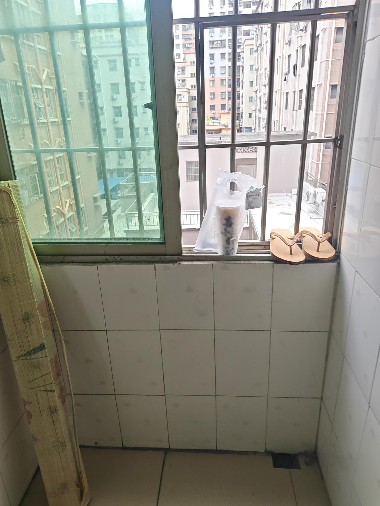 真心话茶局在深圳这一郊区，我发现很多出租房即便是很旧了，很烂了，但依然是住满了人
