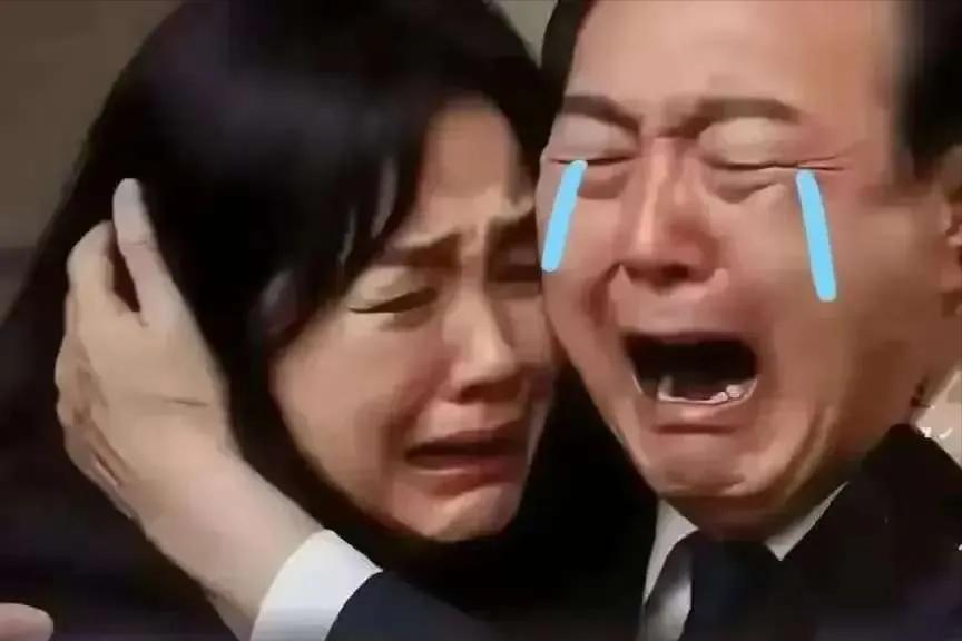 64岁的尹锡悦，为了从李在明手里活命，脱了衣服在囚室满地打滚

8月1日清晨的首