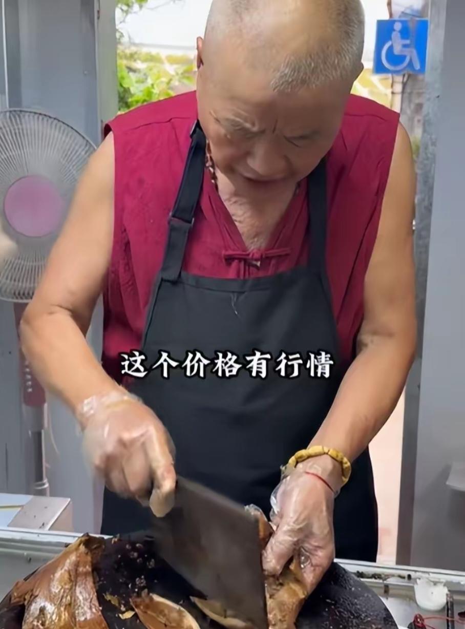 合肥暴躁大爷卤肉店关门了。
6月22日，网友驱车十几公里，专门到大爷这家卤肉店要