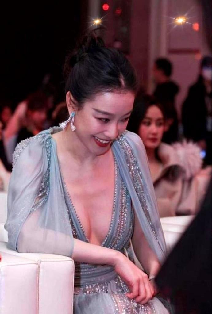 倪妮没穿内衣走红毯，被骂了三天；同场男明星把深V开到肚脐，却没人说一句“骚”。