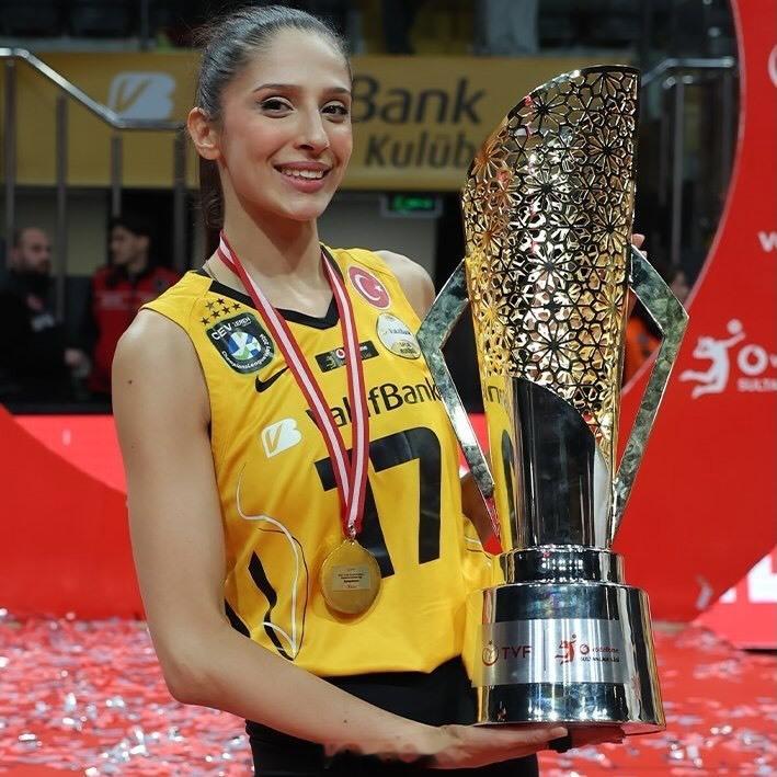 女排 瓦基弗银行捧杯照🏆 