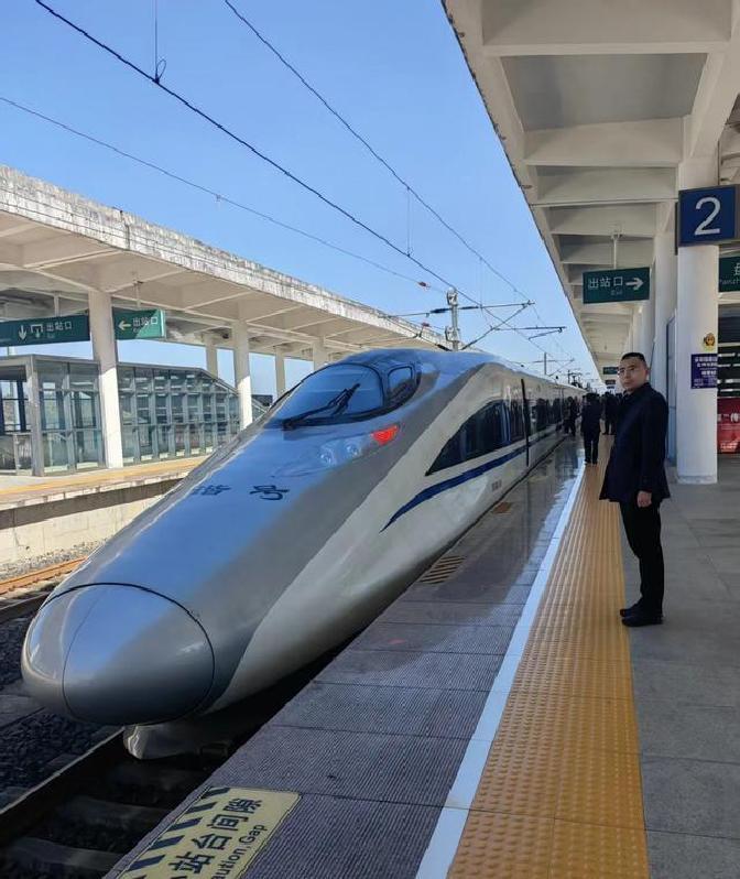 盘兴高铁今天正式通车了，贵州终于圆了“市市通高铁”的梦！这条99公里长的线路，时