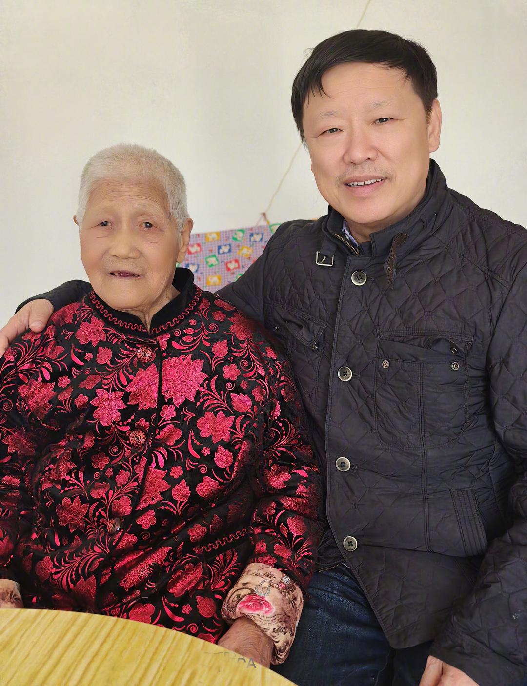 看了胡锡进给95岁普通老人拜年的这张照片，感觉老胡其实是一个重情义、有良知的老人