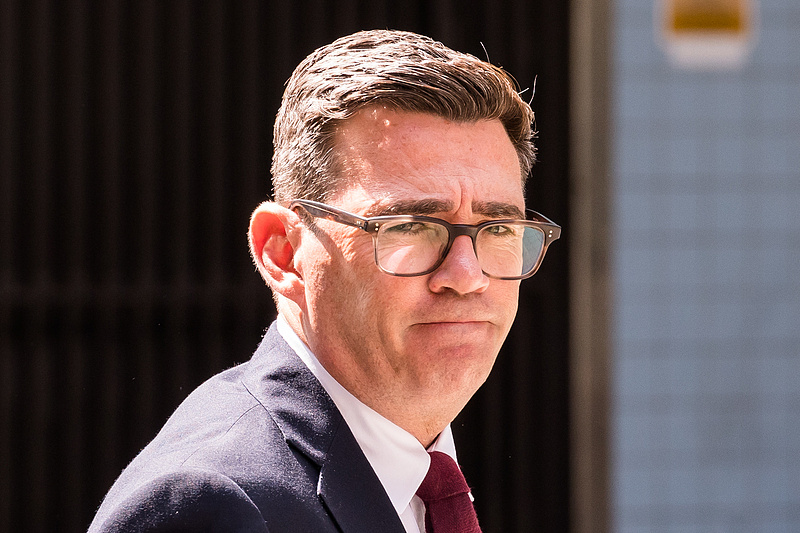 英国工党权力交接正式启动。安迪·伯纳姆在特别大会上当选党首，他随即表示已准备好迎