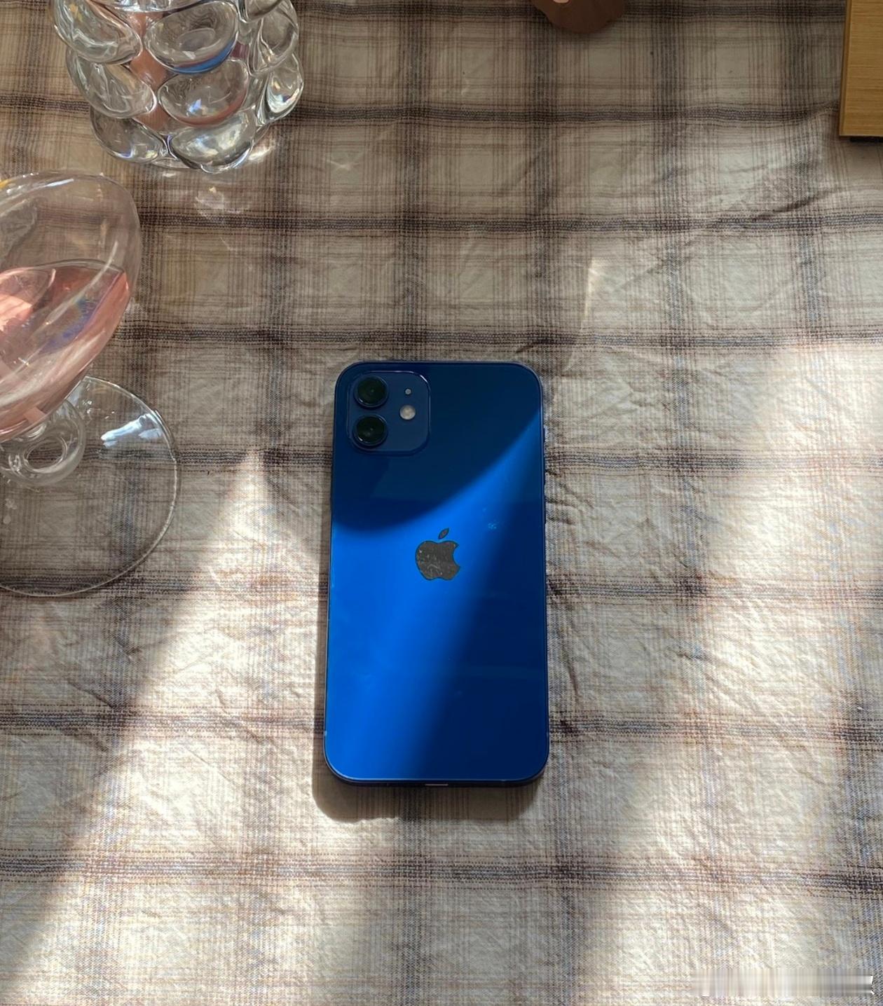 iPhone 12应该是目前能应对主流App的最低机型了，不要说你是战神，你还在