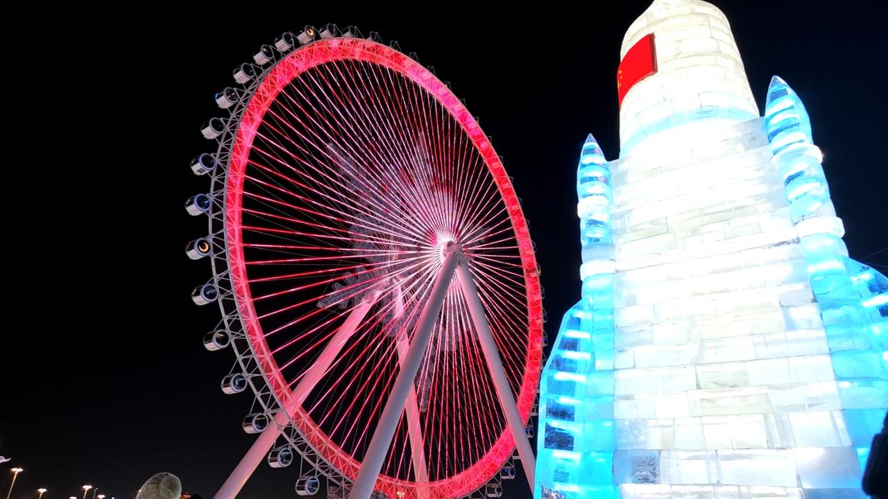 手机每天随手拍赴一场冰与火的约。在哈尔滨的寒夜里，看摩天轮转动出滚烫的星河，冰雪