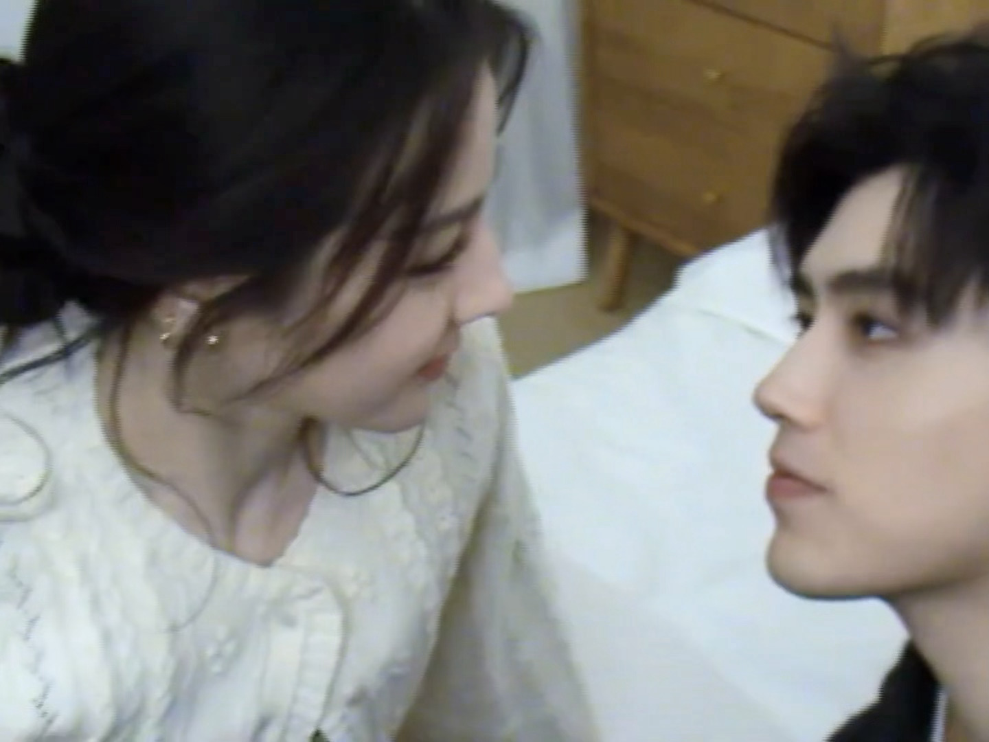 所有cp请学迪丽热巴陈飞宇共创好甜陈飞宇看迪丽热巴许愿的眼神