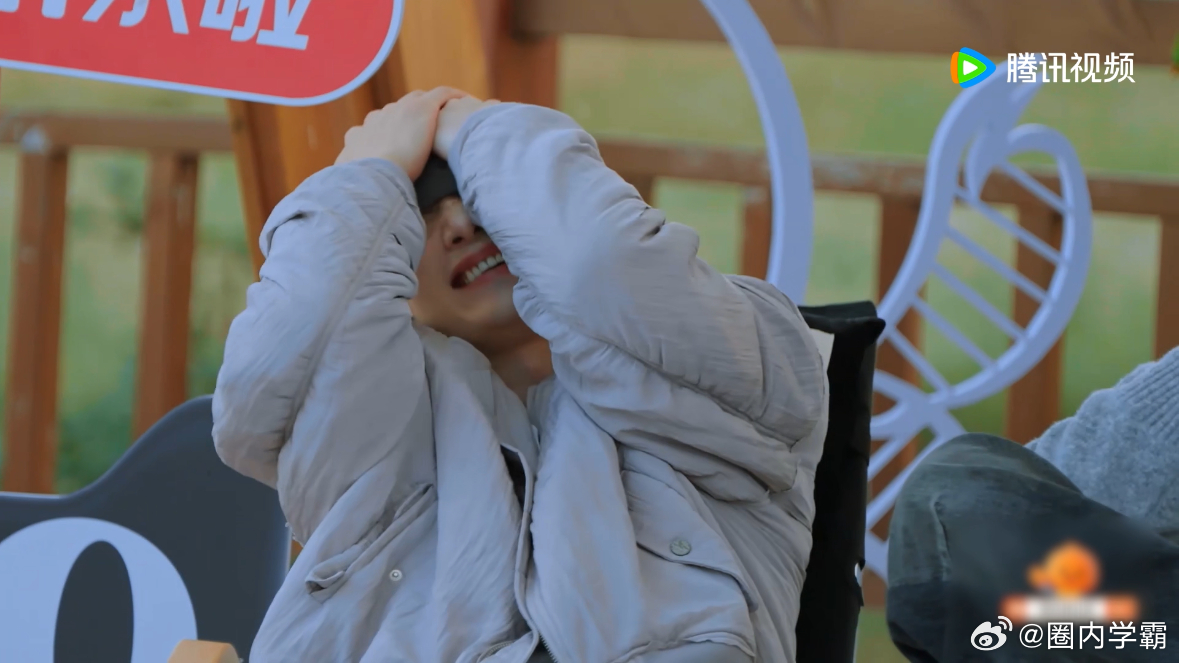 白敬亭吃了没做发型的亏现在就出发 小白戴帽子跑去拿任务卡，结果被腾哥一句“小白别