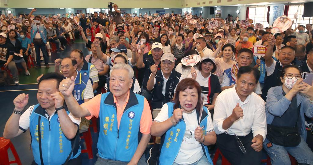 面临罢免危机的国民党蓝委李彦秀13日在内湖区明湖国中举办「反恶霸、挺优秀、港湖团