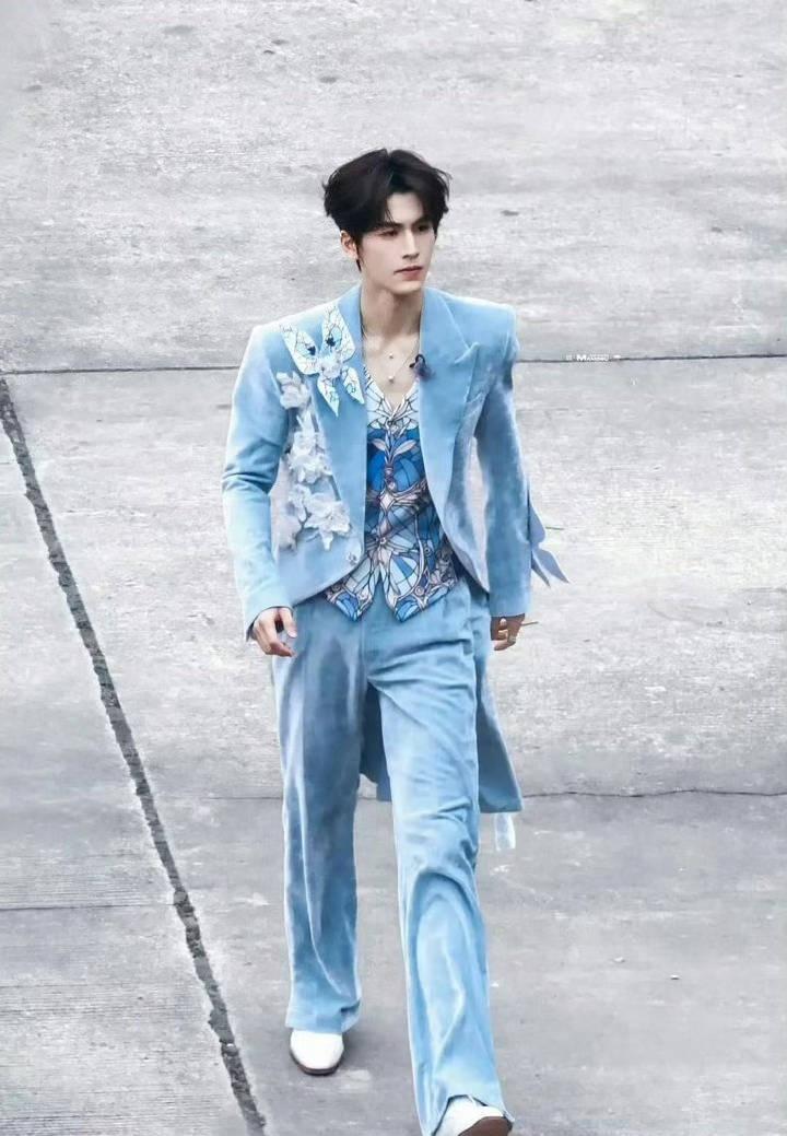 张凌赫张凌赫闪钻流苏黑西装造型恭喜张凌赫超话粉丝破400万张凌赫开推4新一季的f