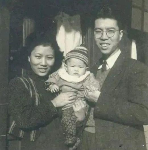 那年，男人不顾老婆反对，坚决给出生才3天的女儿动手术。他用刀划开女儿的后背，把溃