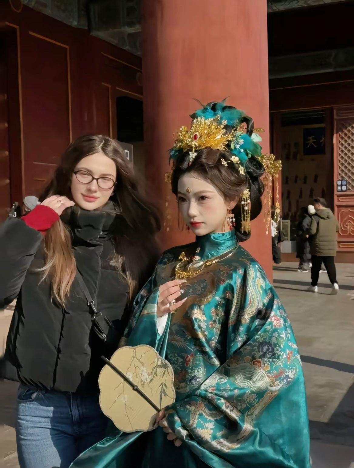 少女穿着明制汉服，背景是北京的天坛，给人一种惊艳的古典美感，永远可以相信老祖宗的