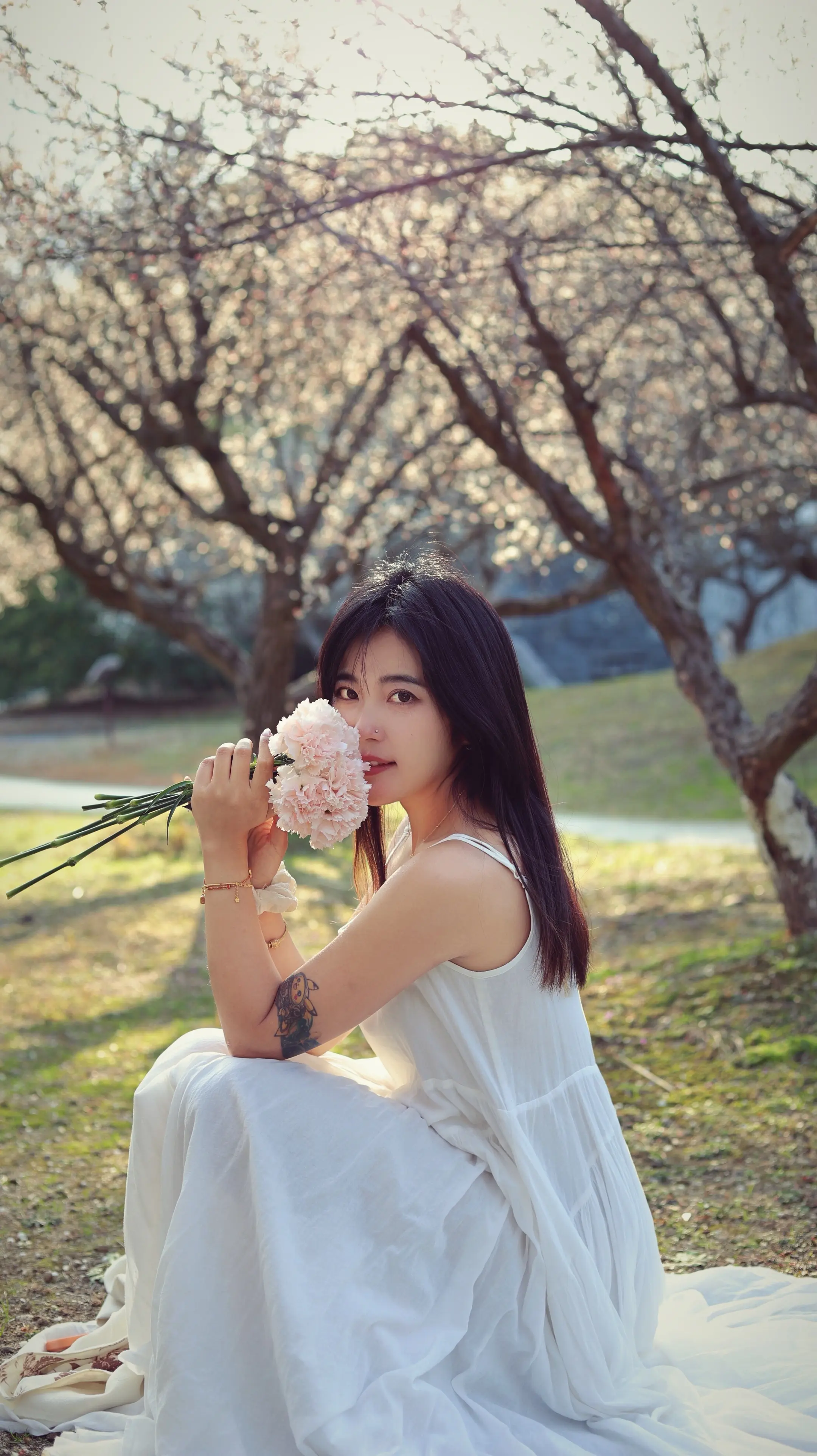 “无意苦争春，一任群芳妒。 零落成泥碾作尘，只有香如故。”