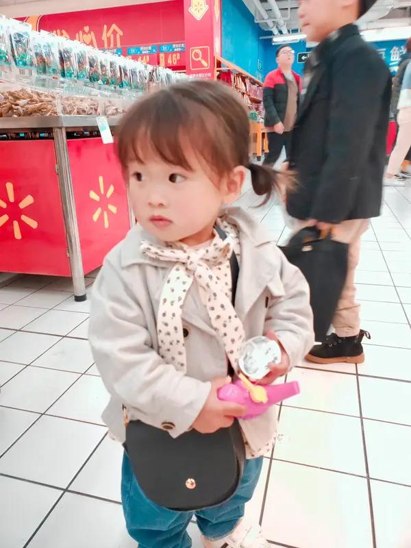 之前刷到过两个童年爆火的萌娃，刚好把骨相美和皮相美的差异摆得明明白白。
一个是当