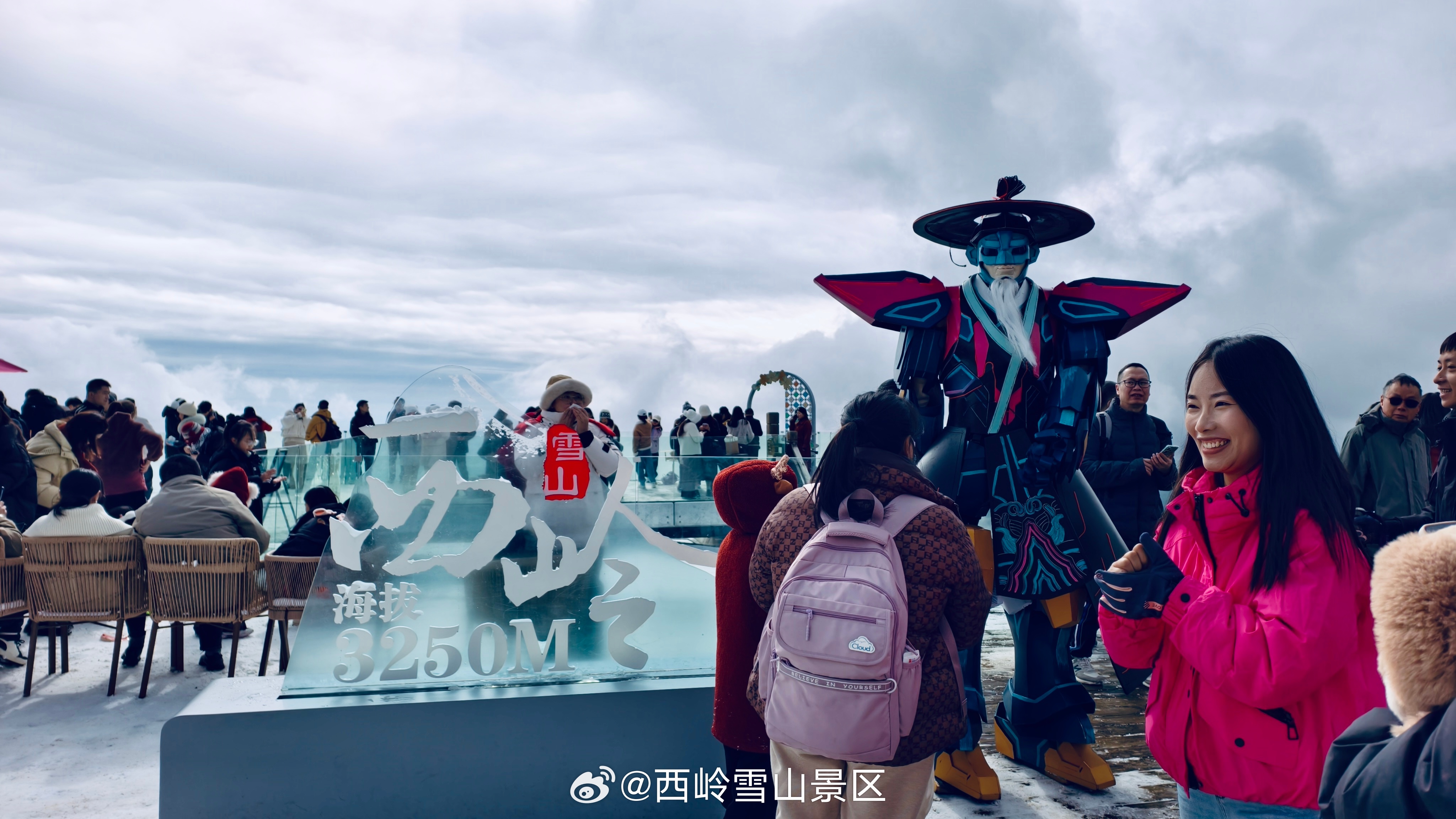 西岭雪山日月坪实况❄️积雪深厚！小朋友们在雪地里堆出胖嘟嘟雪人，最绝的是居然出现