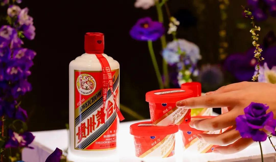 茅台深夜放出王炸后，好像离年轻人更远了。昨夜，茅台宣布自今日起开始涨价，飞天和五