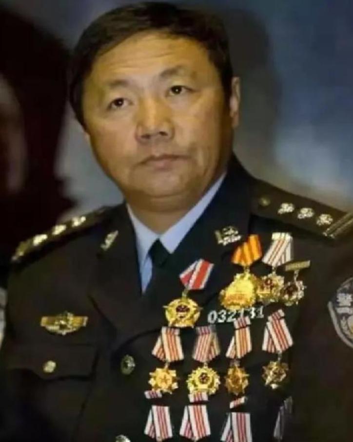 2003年，齐齐哈尔某酒店，11枚定时炸弹进入倒计时。排爆专家于尚清一口气拆掉1