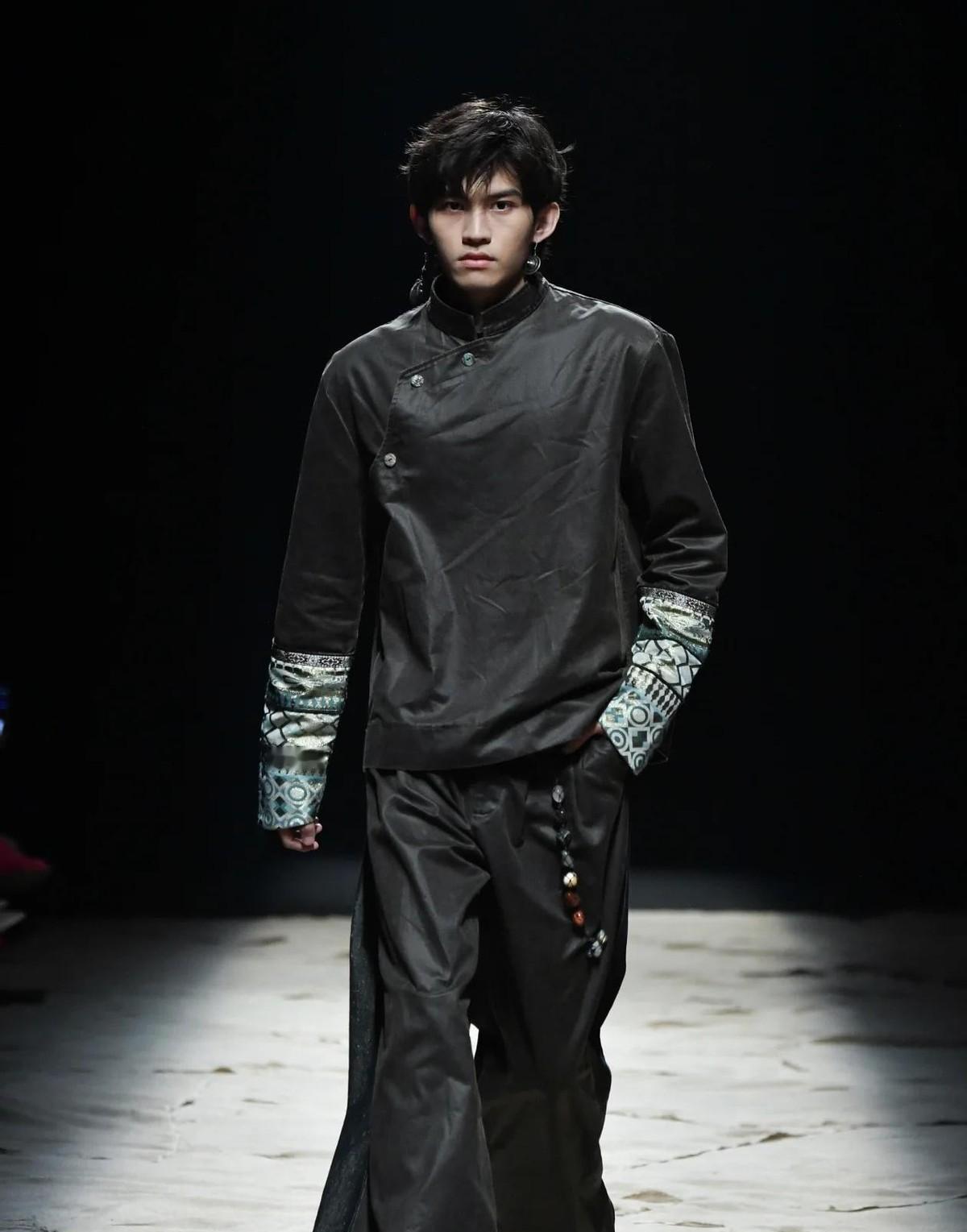 超过60%的一线演员，正在亲手“杀死”从前的自己。
这不是简单的转型。
你看到的