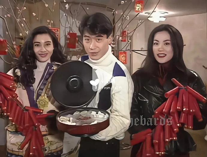 王菲与李嘉欣同框照曝光，颜值不输佳人。王菲的美独具特色，英气逼人，实为上天眷顾。