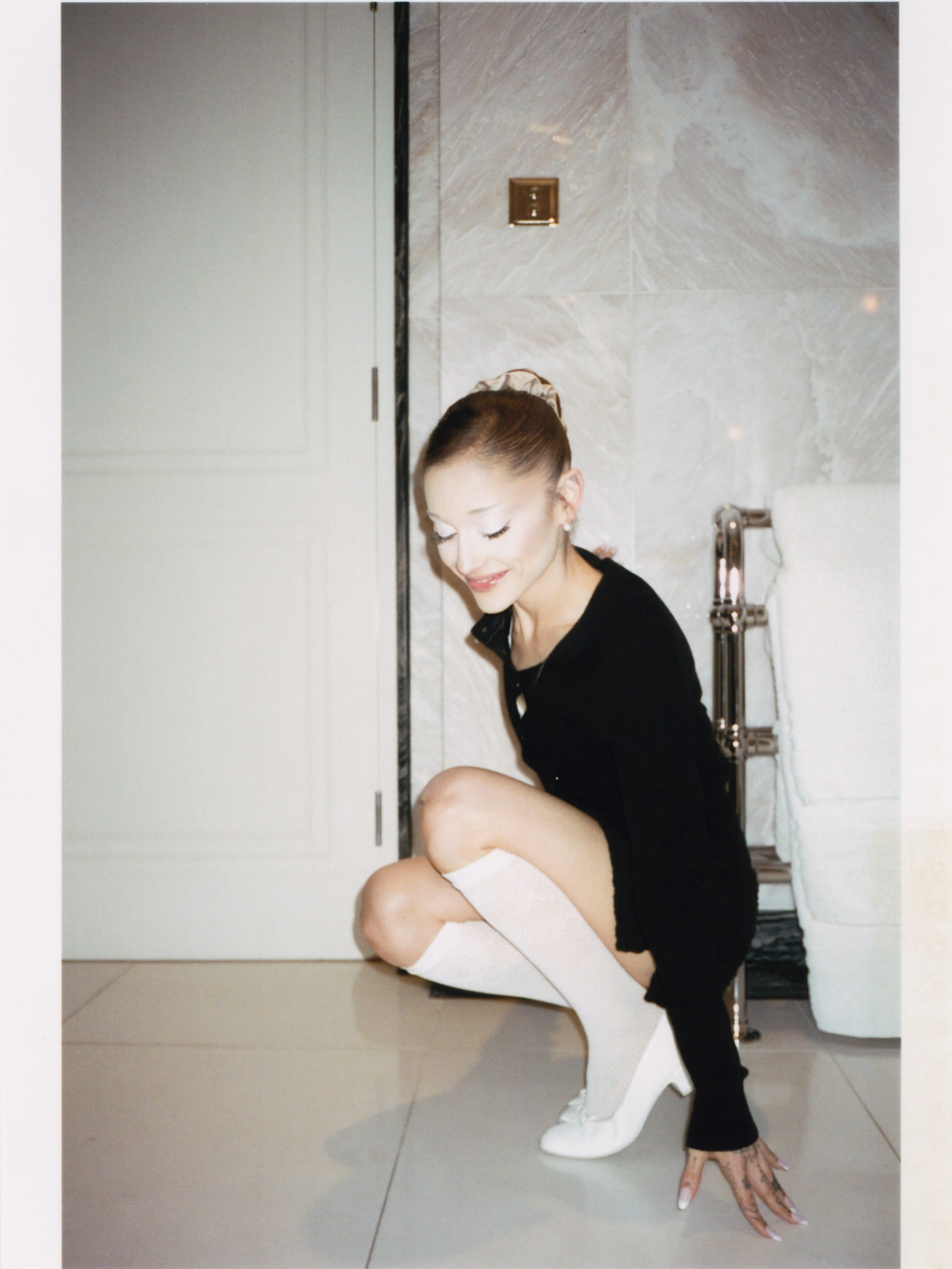 A妹Ariana Grande分享多张最后一场结束后，和团队成员拍摄的照片：“最