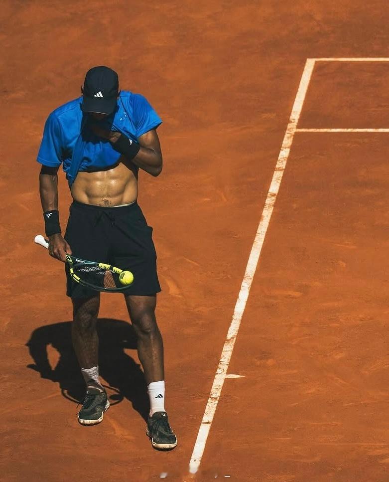 眼见菲斯的撩腹肌片段刷屏IG，飞飞表示谁没有啊于是不经意露出。阿利亚西姆｜atp