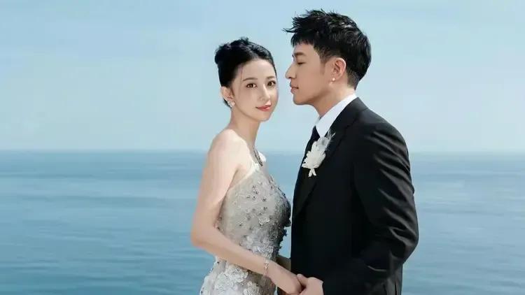 近日，潘玮柏在社交媒体上更新了他和爱妻宣云的结婚照，其实两人已经结婚三年，并且有