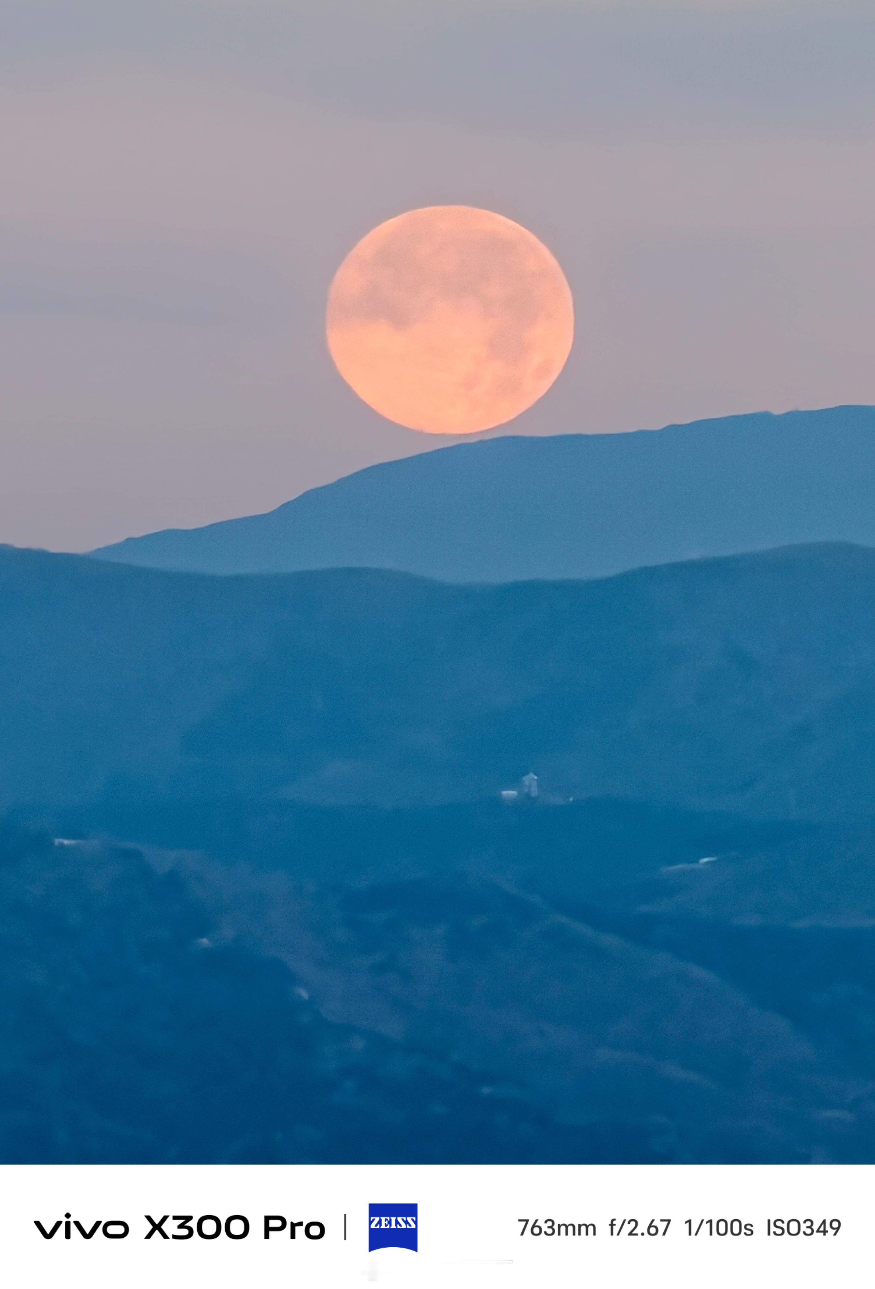 《我拍到了超级月亮月落西山和日月同辉》2025年第二大的超级月亮和2025年度最