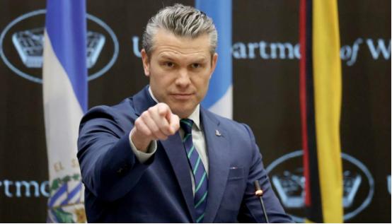 美军这回真是出了大新闻，据美国匿名官员爆料，国防部长赫格塞思直接绕开所有规矩，把