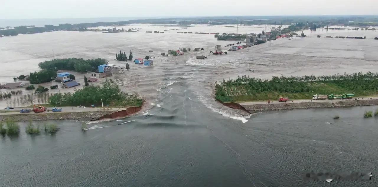 几天前，岳阳华容县还在搞所谓的排查隐患，高喊要筑牢安全堤坝，结果几天后就直接溃堤