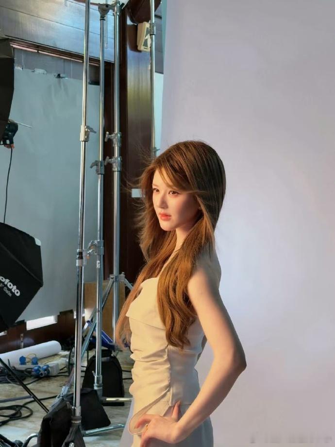 1、赵露思签约新公司后谈了几个影视资源，但她还是有些许风险的最后项目都没成。2、