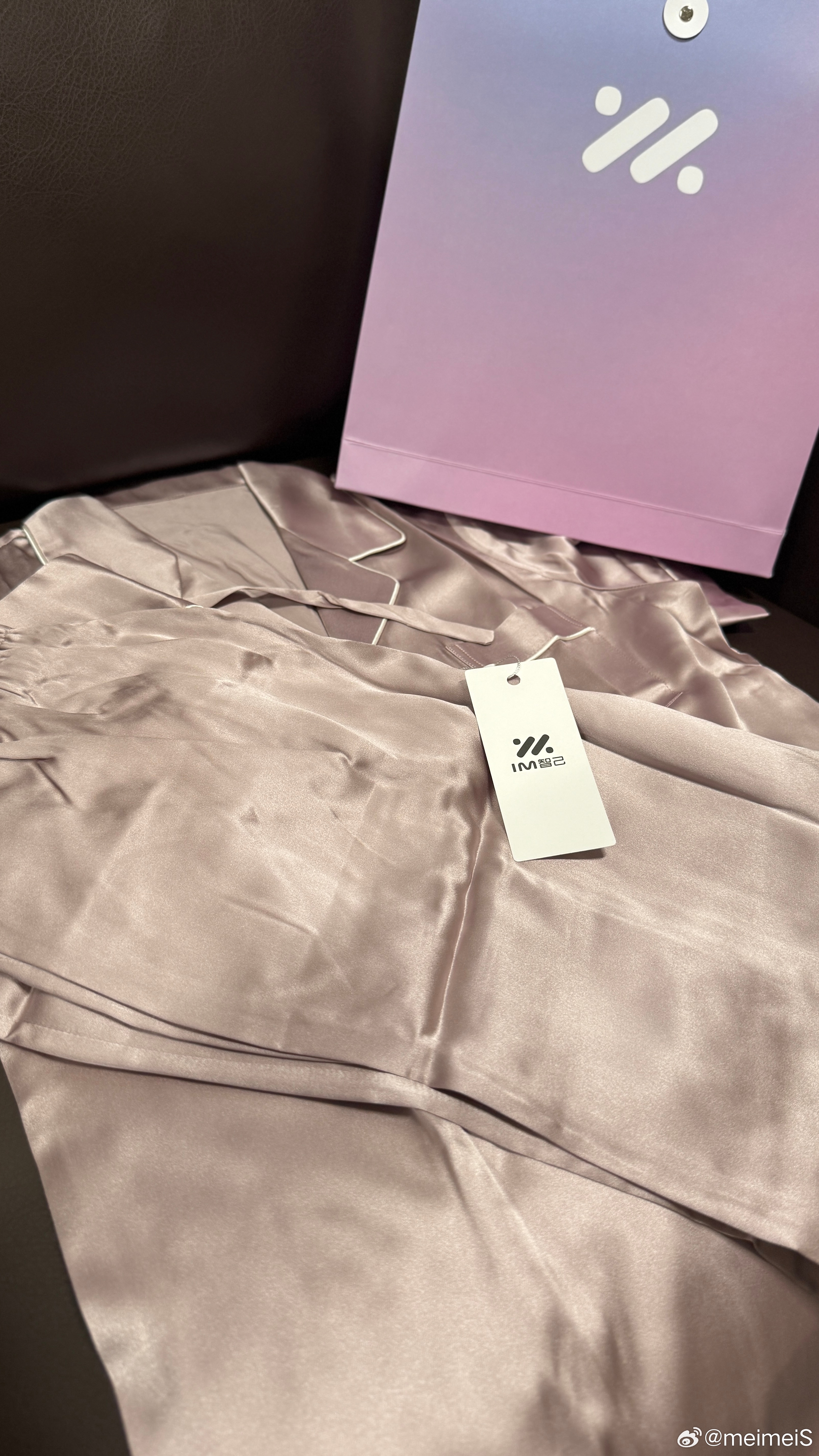 耶耶耶✌🏻好漂亮的真丝睡衣穿着智己送的睡衣每晚都有好睡意都有好梦境谢谢智己