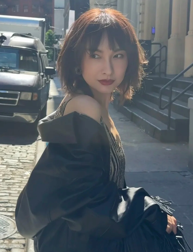 吴昕当年出道被喊小赫本 自从她剪了短发和开始换发色之后，就开始get到她的颜值和