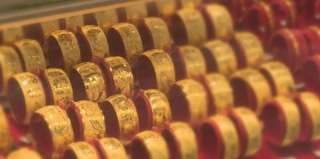 多个品牌金饰集体上调价格国内金饰价格跟涨7月30日，现货黄金突破4100美元/盎