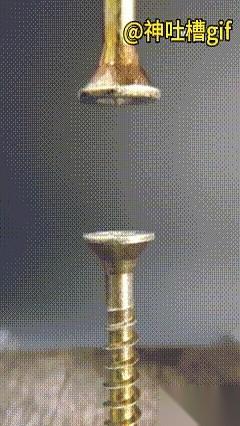 真有人这么干了。
把一颗钻石，死死地夹在两颗螺丝钉中间，然后开足马力，让它们往死