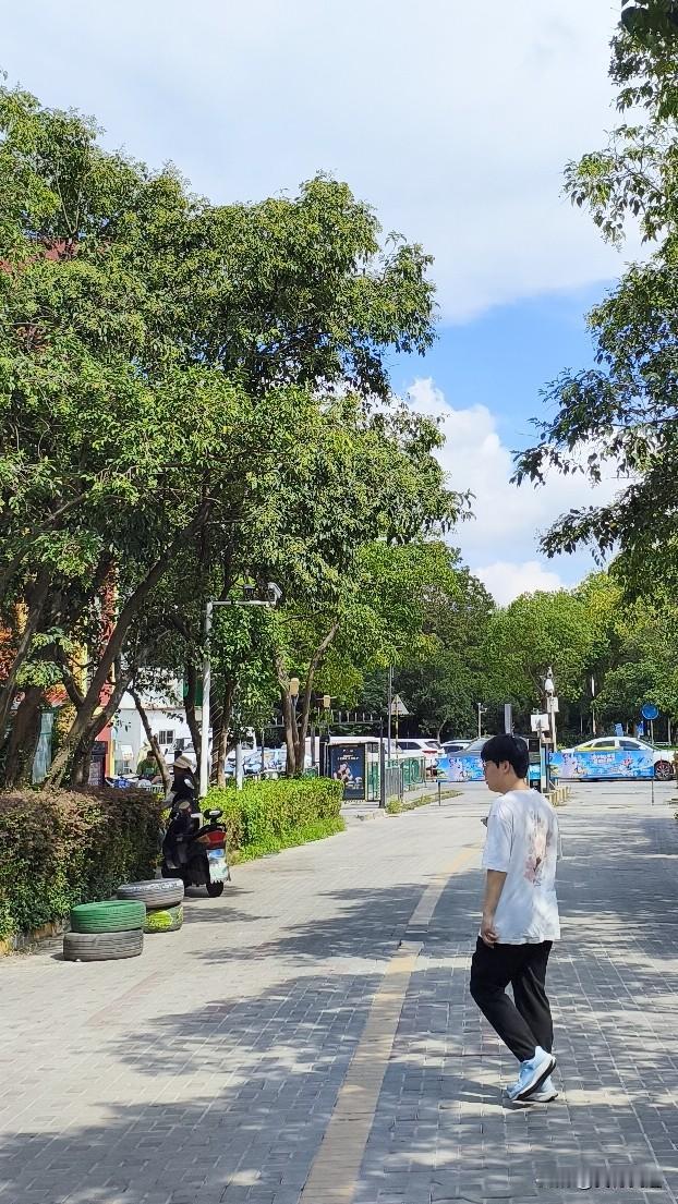 南京这两天的天气真的是把“夏秋拉扯感”玩明白了。
白天最高温稳在29到30℃，多