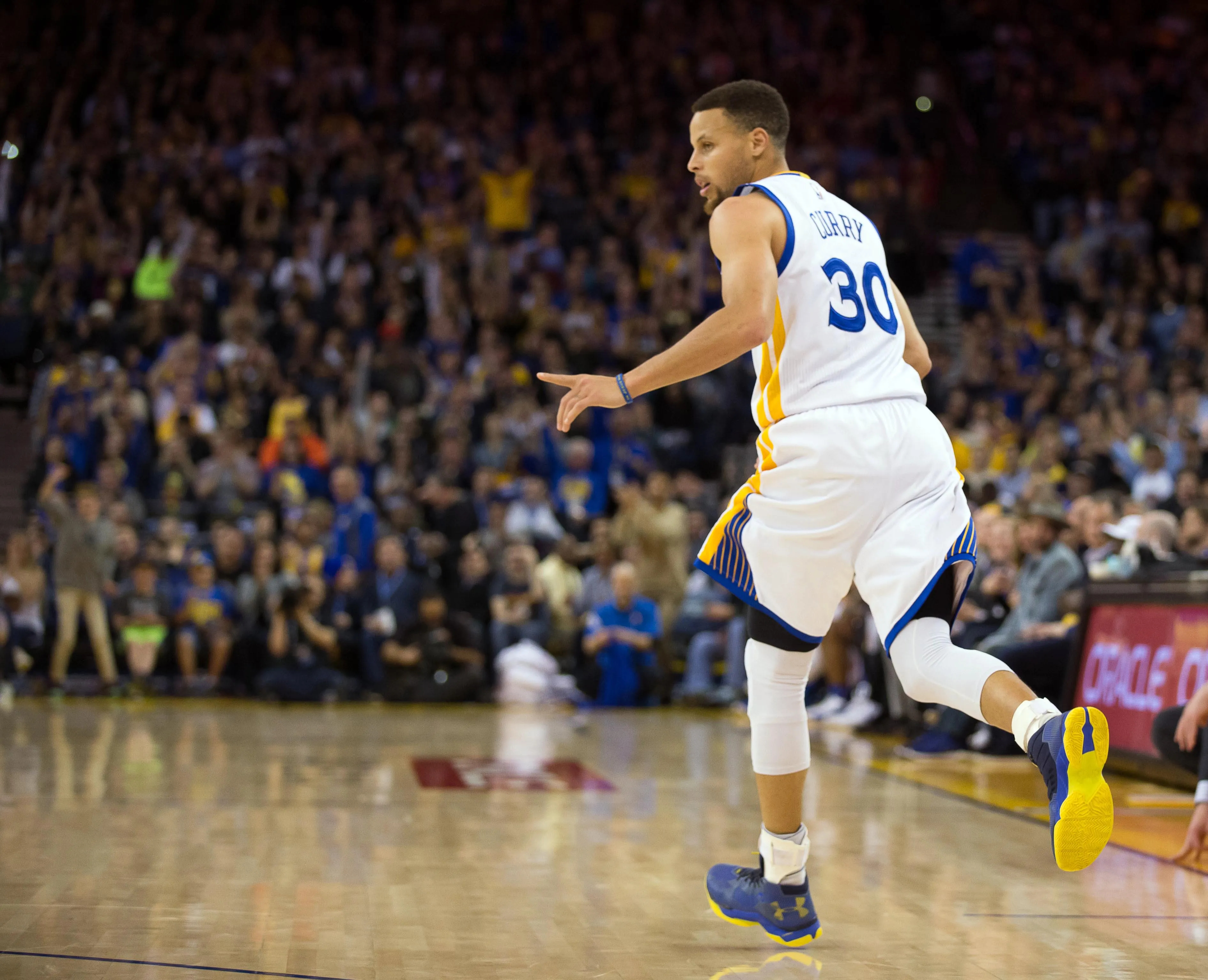 Stephen Curry  右 