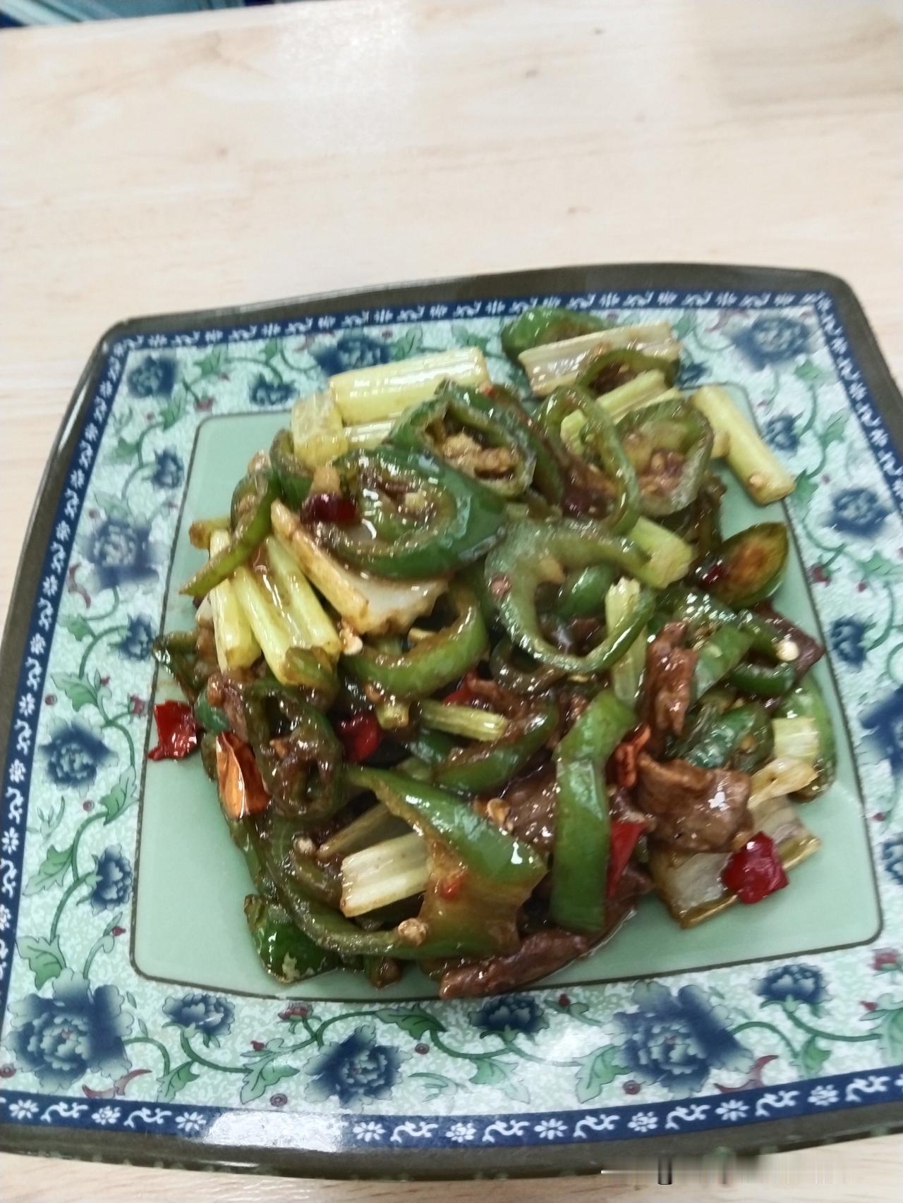 想问各位友友，有没有发现，现在外面快餐店的青椒炒肉，味道大多不好吃？
 
快餐店