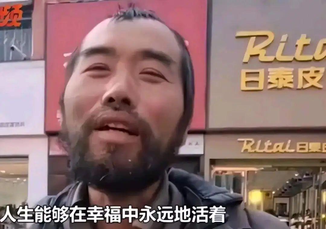 “这绝对是个高人！”2022年，一群穿着体面的路人，围着一个流浪汉聊得热火朝天，