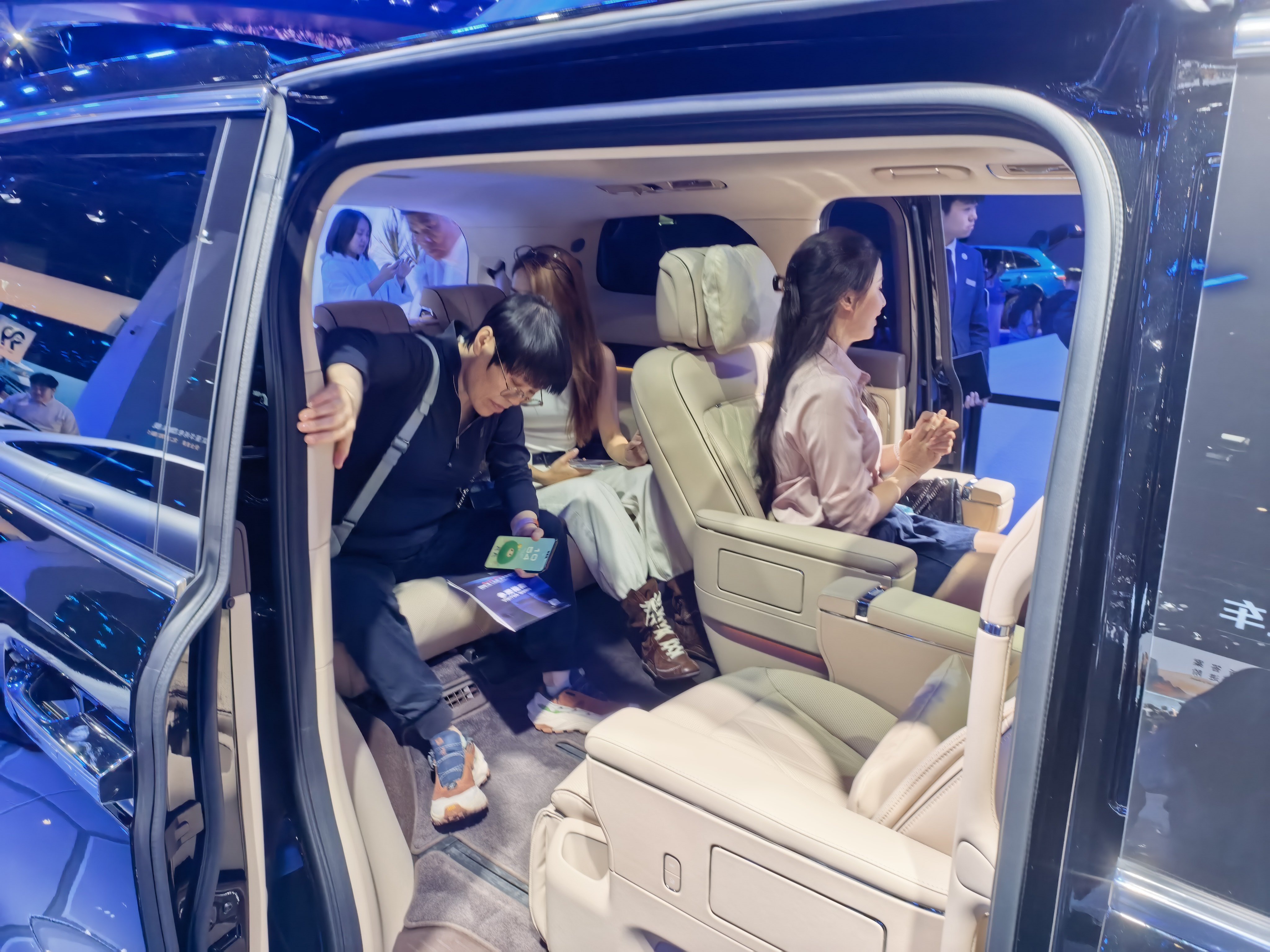 还有三个日本人在看智界v9 ，莫非是丰田的人？ 