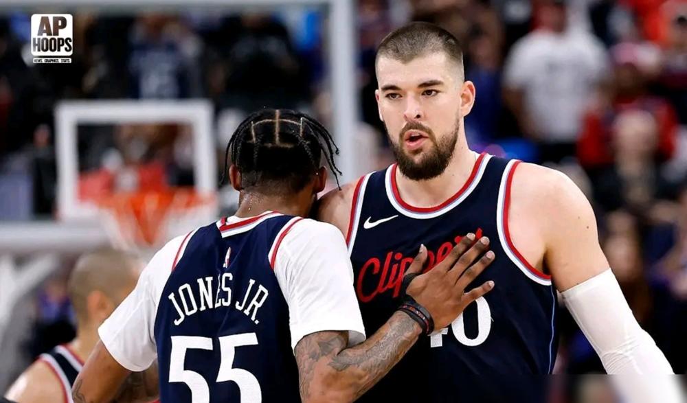 那个清脆的撕裂声响起那一刻，快船的夺冠大门就被彻底焊死了。别再纠结祖巴茨的离开了