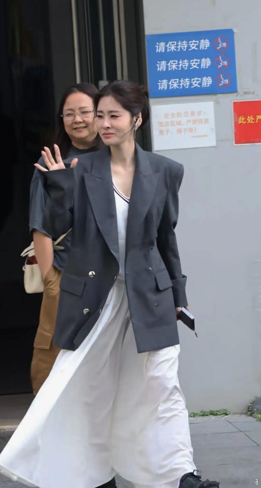 张碧晨上班路透出炉，身披西装外套看着闷热难耐，途中偶遇趣事，一脸诧异的神态格外诙