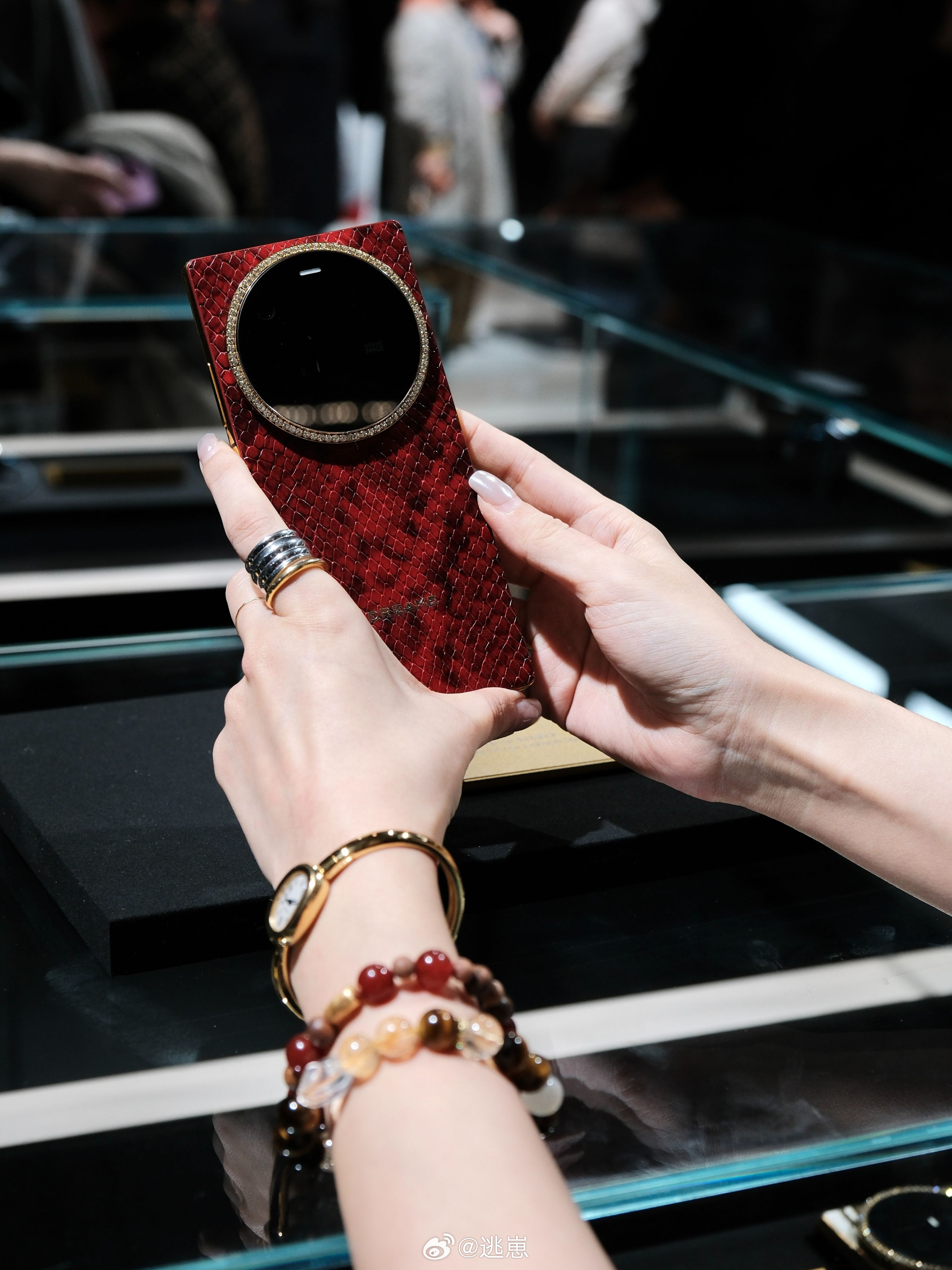 挤爆上海AWE也要摸到的手机远在外地刷到 AWE 首页这阵仗，真的会眼红。追觅A