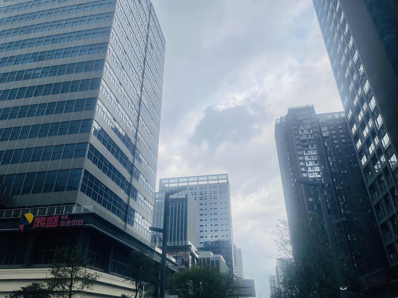 深圳的天，刚才还阳光明媚，转眼间就密云布满天，同一条路，不一样的天，一半下雨一半